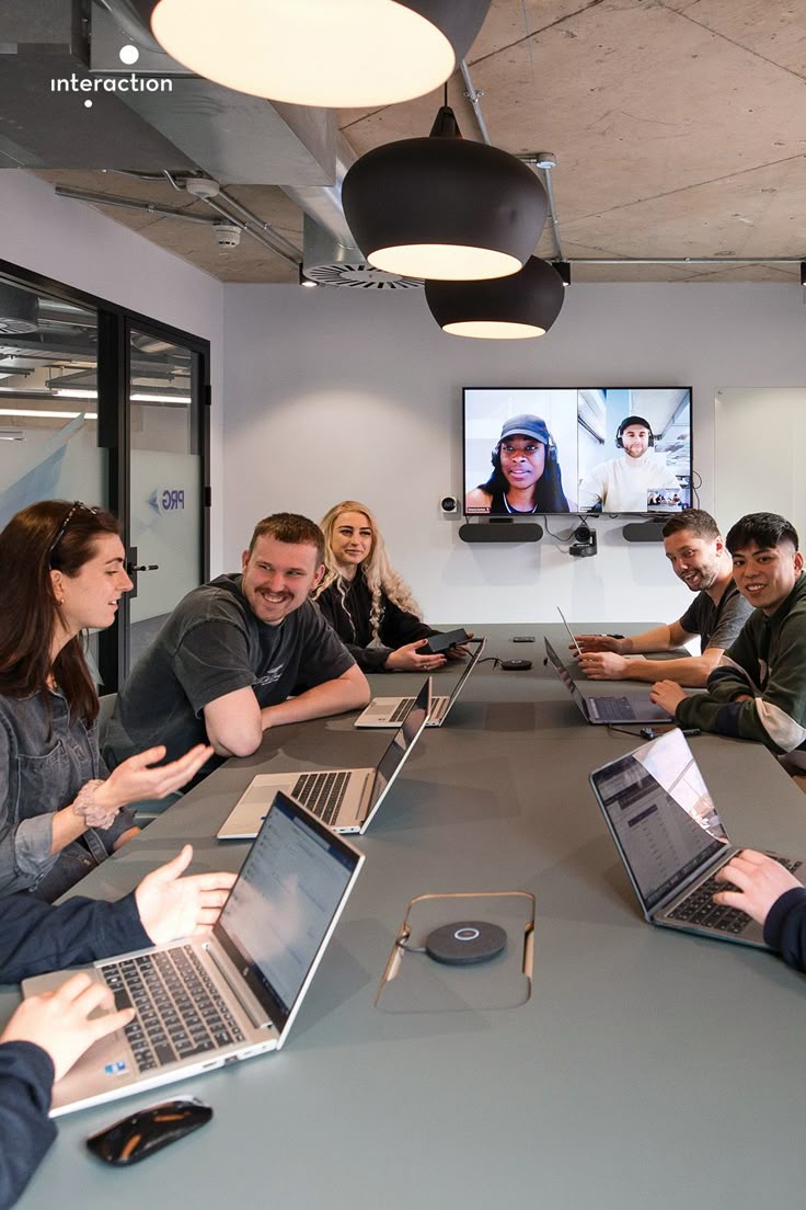 Hand hält einen leuchtenden, abstrakten digitalen Entwurf