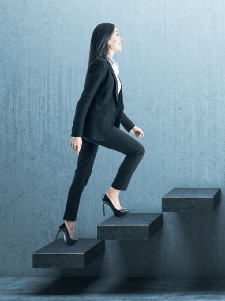 Ruhiges Porträt eines konzentrierten Designers